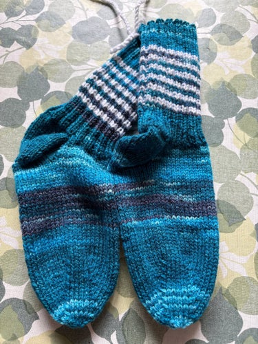 Handstickade raggsockor i blått och vitt, storlek 38/39.