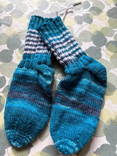 Handstickade raggsockor i blått och vitt, storlek 38/39.