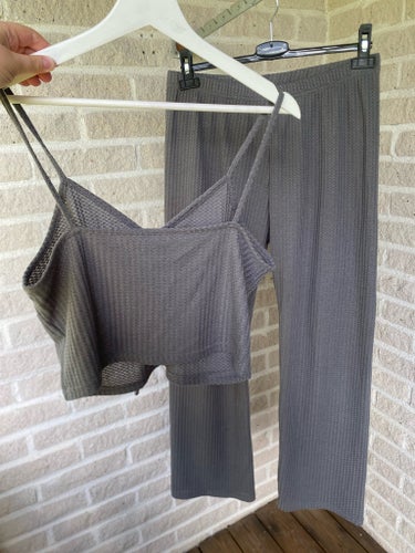 Matchande grått set med crop top och byxor