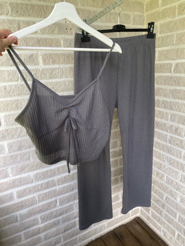 Matchande grått set med crop top och byxor