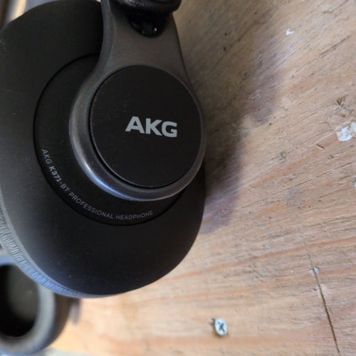 AKG K371-BT Hörlurar