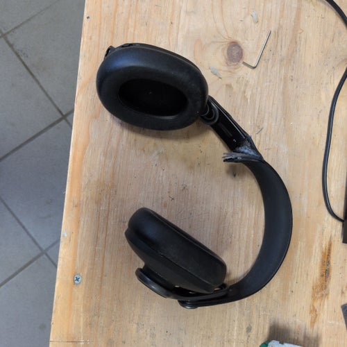 AKG K371-BT Hörlurar