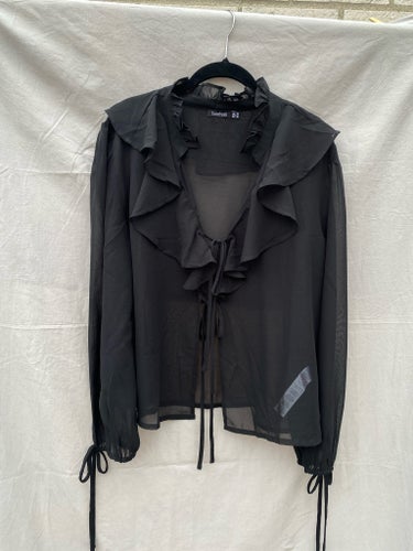 NY snygg svart genomskinlig blus med volanger, goth rock, storlek 42