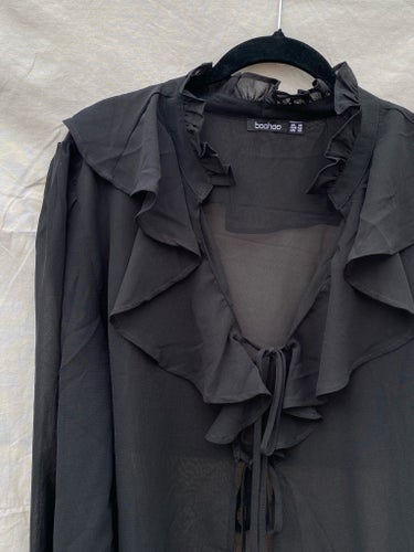 NY snygg svart genomskinlig blus med volanger, goth rock, storlek 42