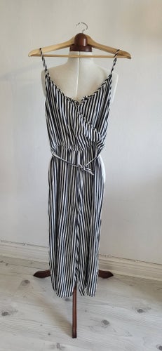 .OBJECT svart och vit jumpsuit, storlek 38