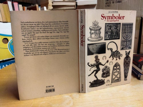 Symboler av Jean. C. Cooper. Bok. Very Fine plus