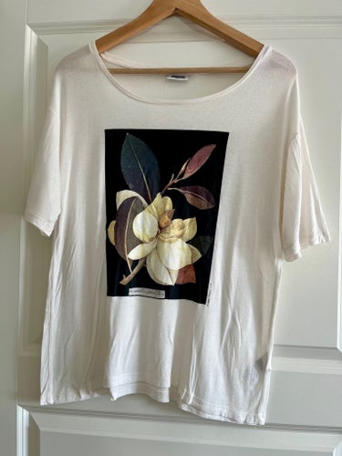 Weekday vit t-shirt, storlek S