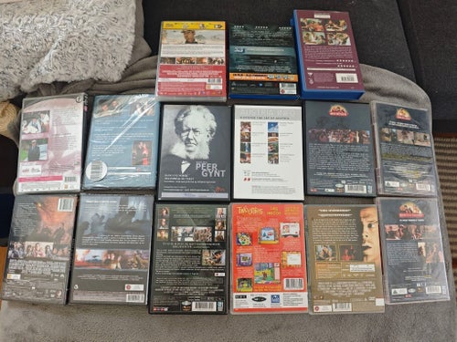 DVD-samling: 14 fodral + 1 VHS – Danska filmer, krig & Hollywood (4 förseglade)