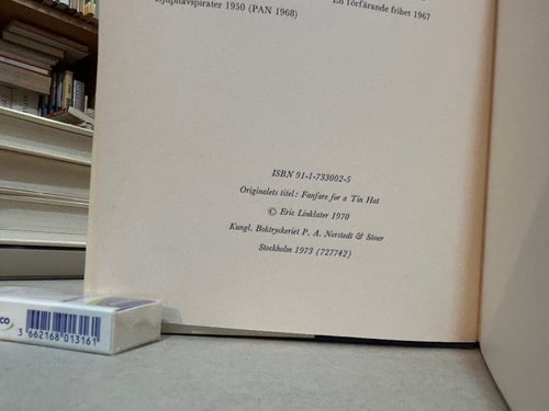 Fanfar för en plåthatt av Eric Linklater. Bok. Very good plus