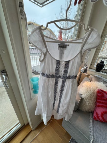 Vacker vit Vintage Stories klänning med unika detaljer