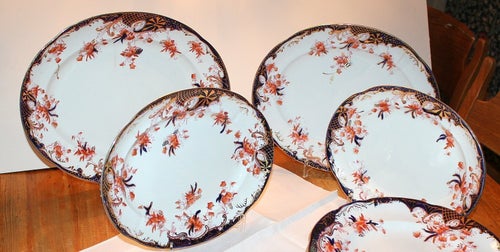 Fyra uppläggningsfat märkta "Flanders Stoke Pottery" no. 1124
