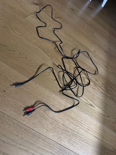 Ljudkabel 3.5mm till RCA (Röd/Svart) lite över 4 meter