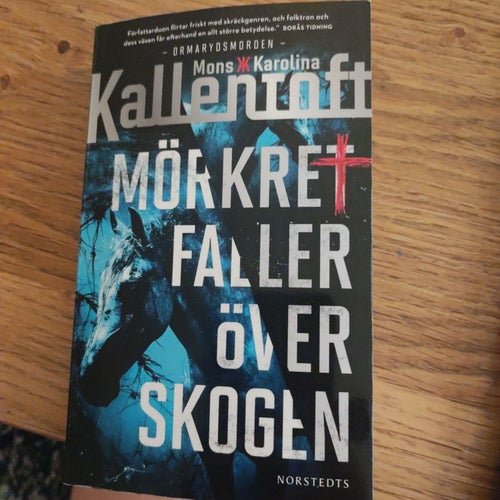 Mörkret faller över skogen av Mons Kallentoft och Karolina Ohlsson, 2020
