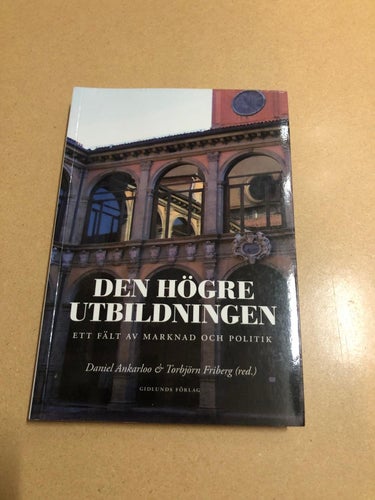Den högre utbildningen ett fält av marknad och politik /