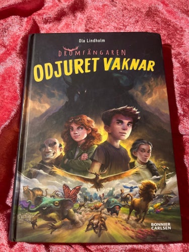 DRUMFÅNGAREN ODJURET VAKNAR av Ola Lindholm