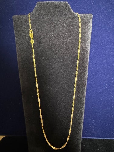 18k guldpläterad kedja. Längd 70 cm. Länk 1,2 mm bred