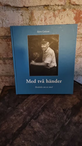 Med två händer: Berättelse om en smed av Björn Carlsson, 2008