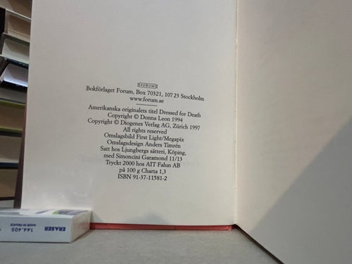 Klädd för döden av Donna Leon. Bok. Very Fine plus