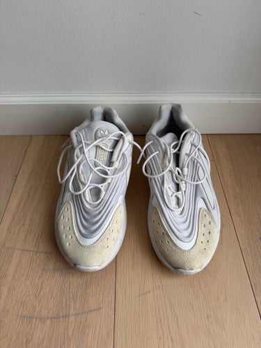 Adidas Ozweego sneakers i vitt, str. 42