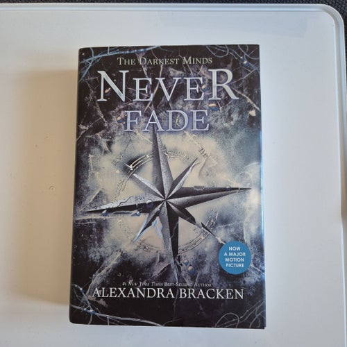 Never Fade av Alexandra Bracken, 2013
