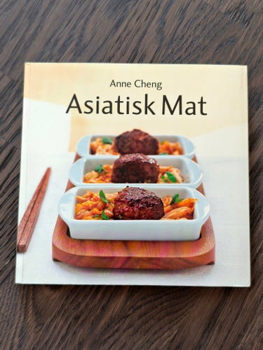 kokbok: Asiatisk Mat av Anne Cheng, med massor av rätter