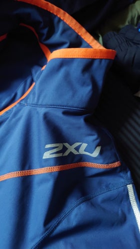 2XU blå träningsjacka, storlek L