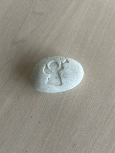 Vit sten med en ängel som blåser i trumpet
