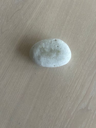 Vit sten med en ängel som blåser i trumpet