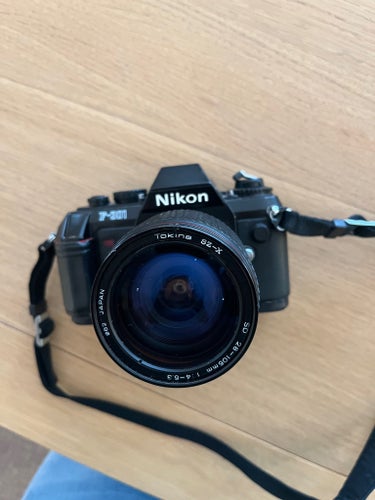 Analog systemkamera Nikon F-301 med Tokina SZ-X 28-105mm objektiv