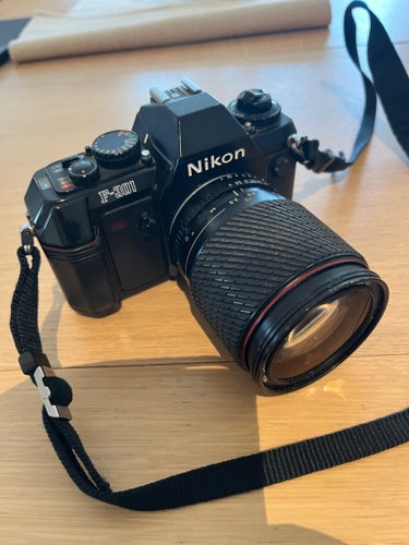 Analog systemkamera Nikon F-301 med Tokina SZ-X 28-105mm objektiv