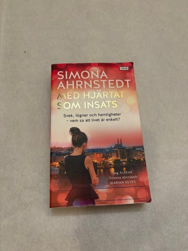 Med hjärtat som insats av Simona Ahrnstedt, 2017
