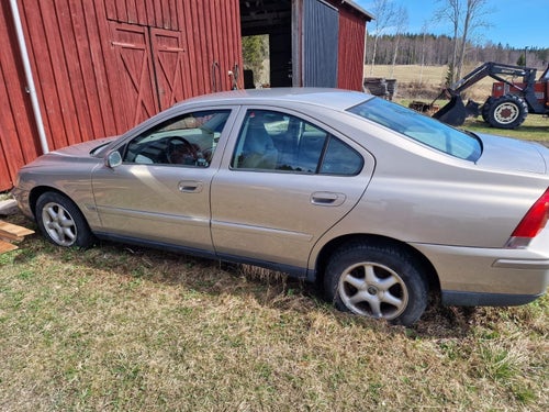 Volvo S60 2.4 CNG Går ej starta. Dator hittar ej nyckel. Reservdelsbil.