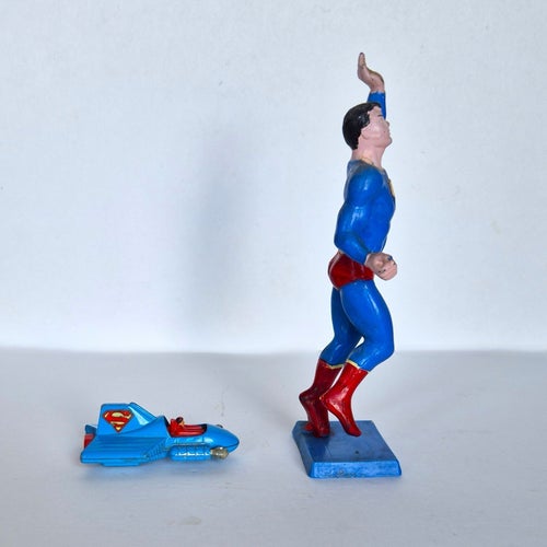 Stålmannen 1975, plast, 18 cm hög plus Stålmannens bil Corgi Supermobile, 1979.