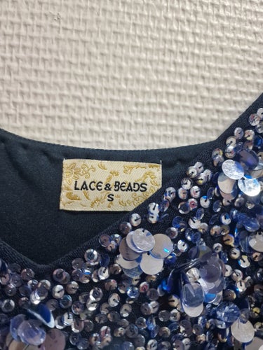 LACE & BEADS mörkblå klänning, storlek S