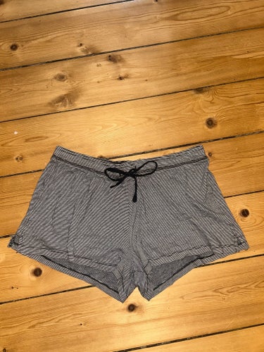 H&M svarta och vita shorts, storlek S