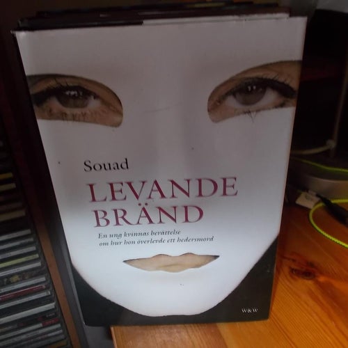 EN BOK SOUAD LEVANDE BRÄND EN UNG KVINNANS BRÄTTELSE OM HUR HON ÖVERLEVDE