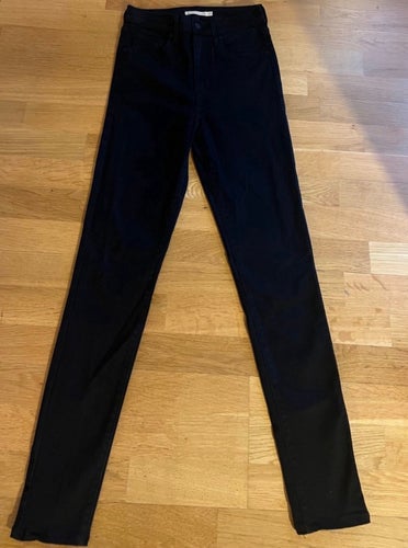 Svarta Mile high super skinny strl 27”/32”