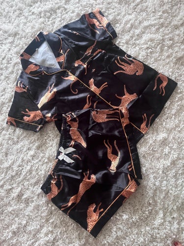 NY Pyjamas set med leopardmönster. Strl 38-40