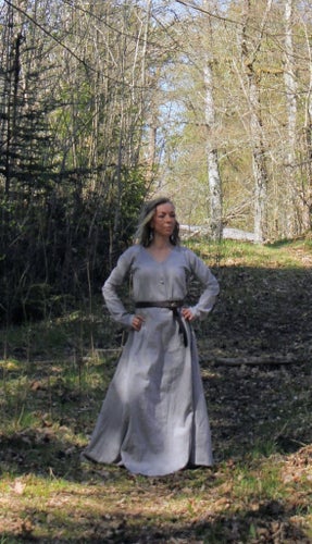 Grå vikingaklänning