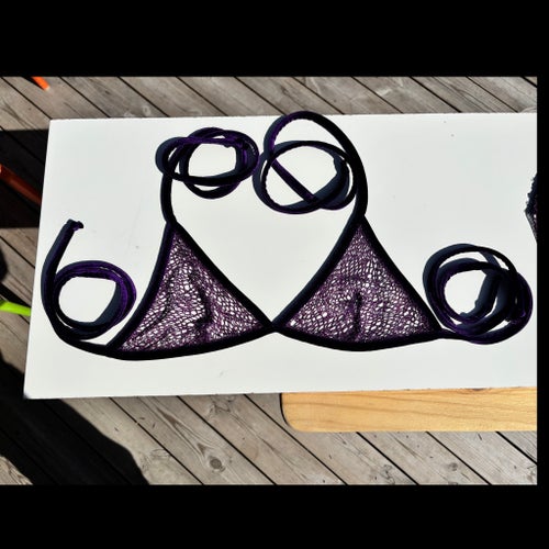 Bikiniöverdel och höftskynke i lila med fransar/nät