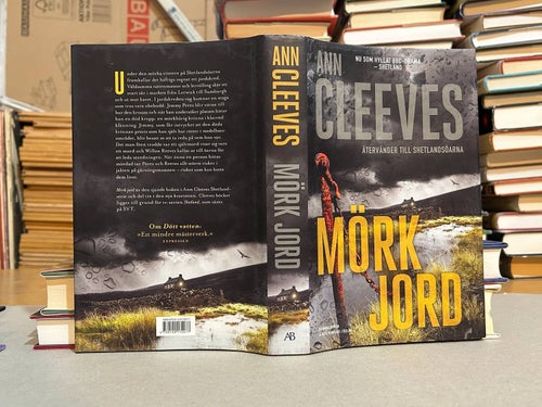 Mörk jord av Ann Cleeves. Bok. Very Fine plus