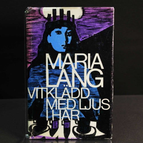 Maria Lang - Vitklädd med ljus i hår