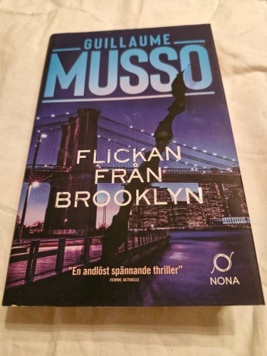 Flickan från Brooklyn av Guillaume Musso (Inbunden, Nyskick)