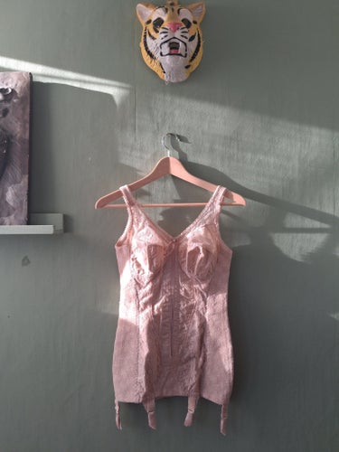Korselett 2 60tal C.U.P. BOLOGNA persikofärgad rosa small vintage burlesk görd