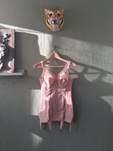 Korselett 2 60tal C.U.P. BOLOGNA persikofärgad rosa small vintage burlesk görd