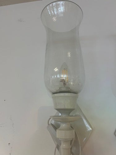 Vägglampa i vitt med glaskupa (Lampett)