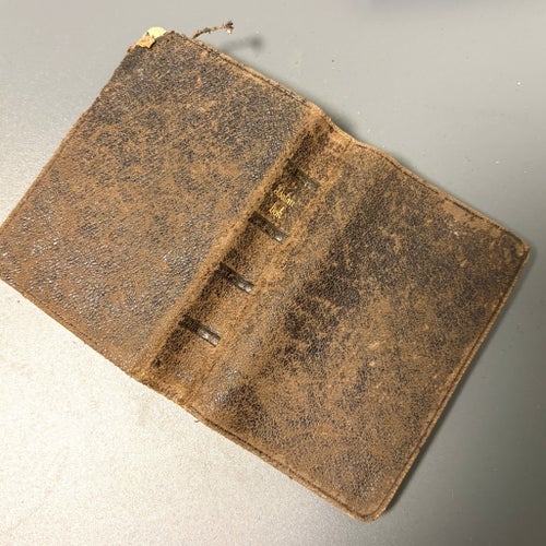 Läderbunden psalmbok i miniformat med guldsnitt/förgyllda sidor och svart fodral