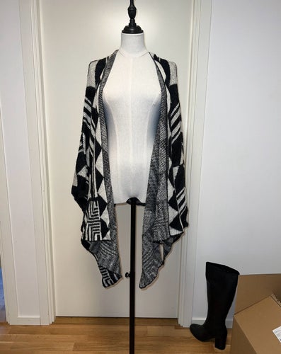 Ny abstrakt poncho/cape från Charlotte Russe strl one size