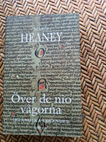 Över de nio vågorna av Marie Heaney