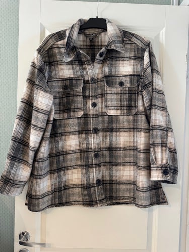 H&M svart, vit, beige skjortjacka, storlek M